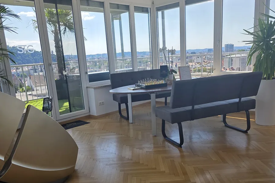 Lounge im Penthouse mit Panoramafenstern
