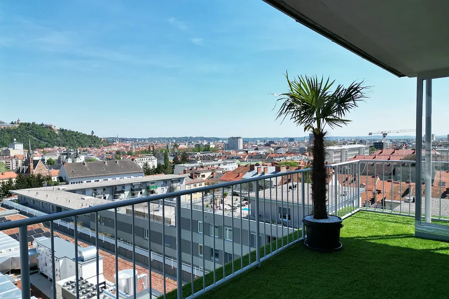 Dachterrasse des Penthouse mit Blick &uuml;ber Graz bis zum Schlossberg