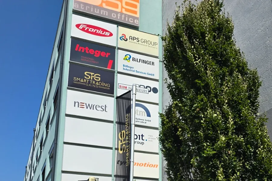Firmentafel des B59 Atrium Office mit dem Eintrag Smart Trading Gains